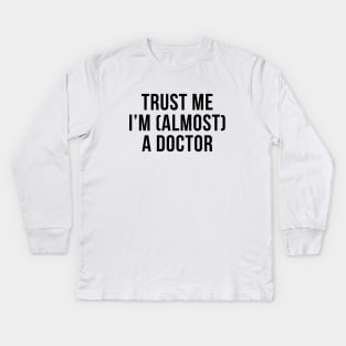 Trust me I'm (almost) a doctor. In black. Kids Long Sleeve T-Shirt